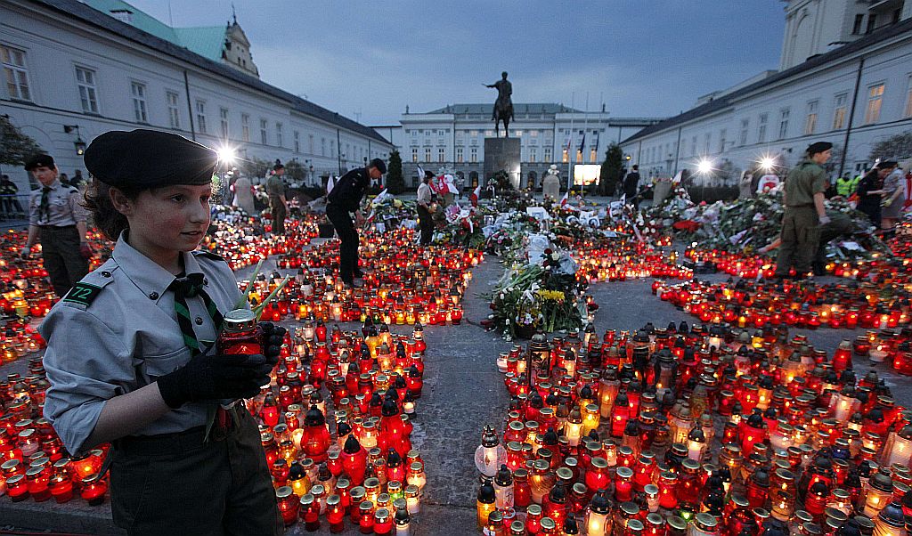 População polonesa acendeu velas em praça próxima ao palácio do governo em memória do presidente Lech Kaczynski, morto em tragédia de avião | Reuters