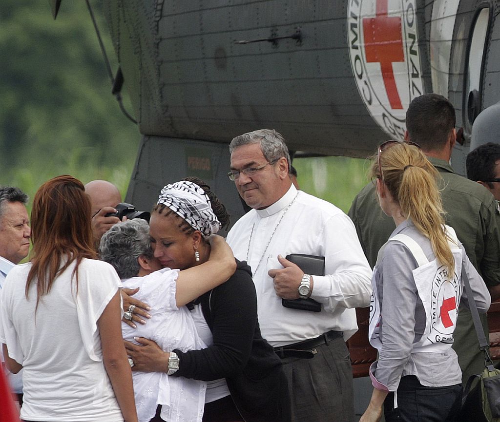 Senadora Piedad Cordoba (de preto) abraça a mãe do policial Julian Guevara, que morreu no cativeiro e teve os restos mortais entregues pelas Farc nesta quinta-feira (1/4)
Emperatriz de Guevara (2nd L), mother of Police Major who died while being held captive by FARC guerrillas, embraces Colombian Senator (C ) at the airport in Villevicencio April 1, 2010. The coffin containing the remains of Police Major Julian Guevara was handed over by FARC during a humanitarian mission | Reuters