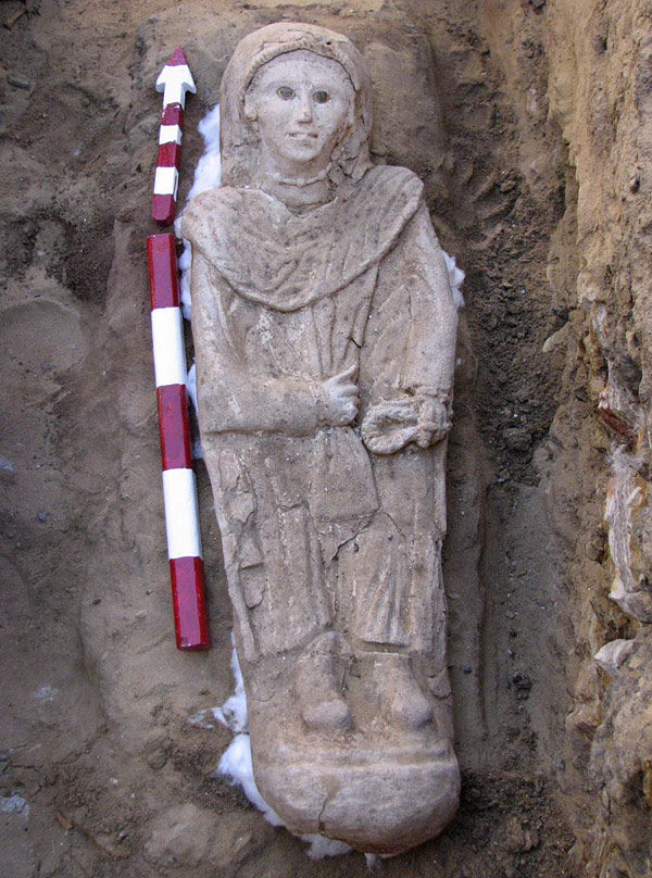 Objeto tem um metro de altura e representa rosto feminino. Peça tem entre 1.300 e 2 mil anos, diz pesquisador | Divulgação