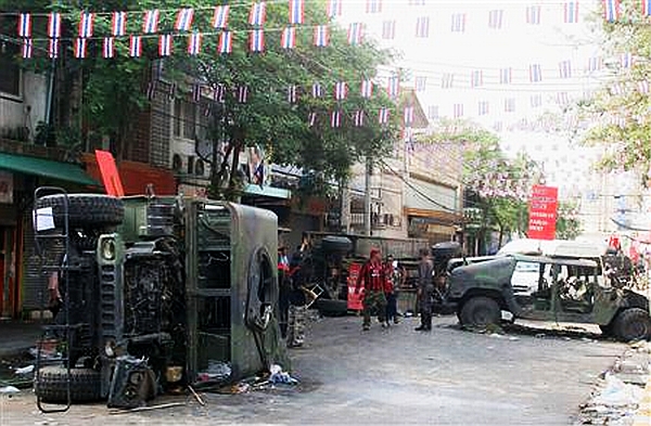 Veículos militares destruídos interrompem tráfego em Bangcoc, após protestos que mataram 21 pessoas | Reuters