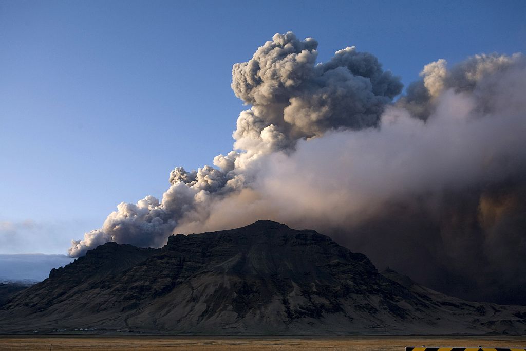 Cinzas do vulcão islandês provocaram o pior fechamento do espaço aéreo internacional desde os atentados de 11 de setembro | Reuters