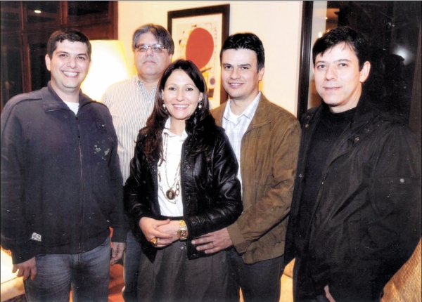 O candidato à presidência do Clube Curitibano Joaquim Miró ao centro, com sua Maria Cristina escolheu mais três nomes de peso para compor a chapa Sou Curitibano. À esquerda, Odilon Merlin, ator e produtor teatral, vai para a Diretoria de Cultura; André Fanaya, ex-Curitibano Júnior, responderá pela Diretoria Social; enquanto Marlon Tibinka, atual diretor do Comitê Desportivo Paranaense, estará à frente da Diretoria de Esportes | Foto: Divulgação