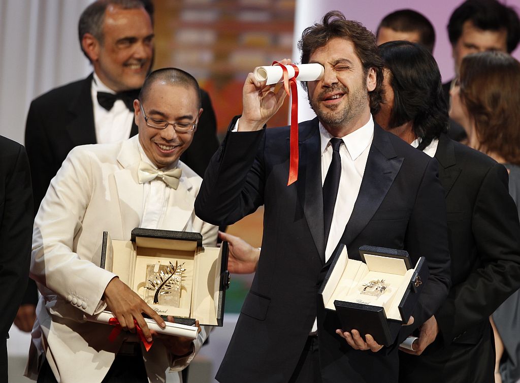 Diretor Apichatpong Weerasethakul posa com o ator Javier Bardem no Festival de Cannes | Reuters