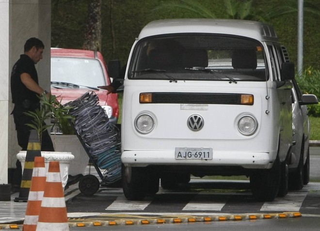 Documentos aprrendidos foram tantos que tiveram de ser transportados em uma Kombi |