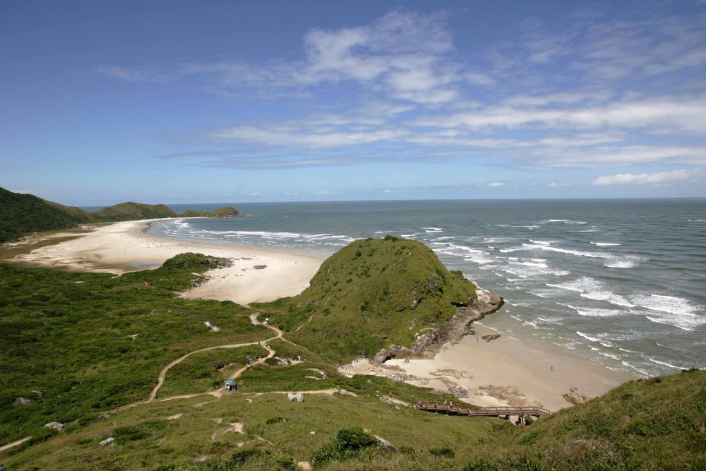 A praia de Encantadas, na Ilha do Mel, onde o posto deverá ser construído: Corpo de Bombeiros alega que outras áreas sugeridas pela população ficam muito afastadas | Jonathan Campos/Gazeta do Povo/Arquivo