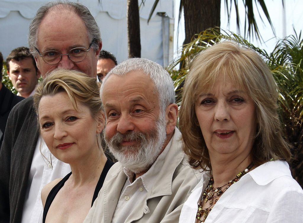 O diretor Mike Leigh antes da sessão de "Another year" em Cannes, entre as atrizes do filme, Lesley Manville e Ruth Sheen | Yves Herman / Reuters
