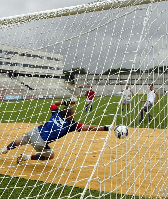Além de defender, Juninho quer converter pênaltis pelo Paraná |