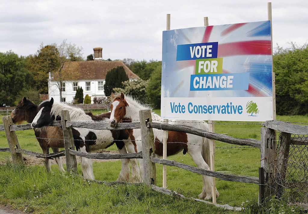 Cartaz da campanha conservadora pede mudança no sul da Inglaterra | Luke MacGregor/Reuters