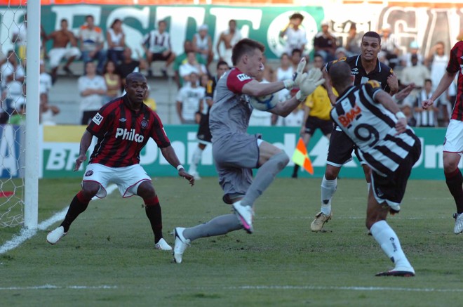 Neto defende tentativa de Tardelli; goleiro atleticano não impediu derrota do Furacão | 