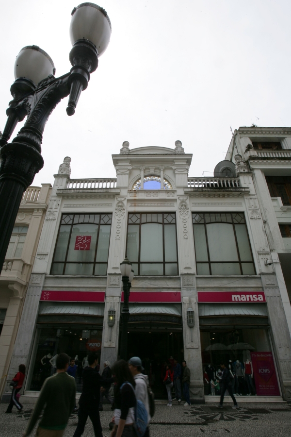 Fachada de uma loja Marisa, em Curitiba: empresas de varejo têm boas perspectivas | Daniel Castellano/Gazeta do Povo