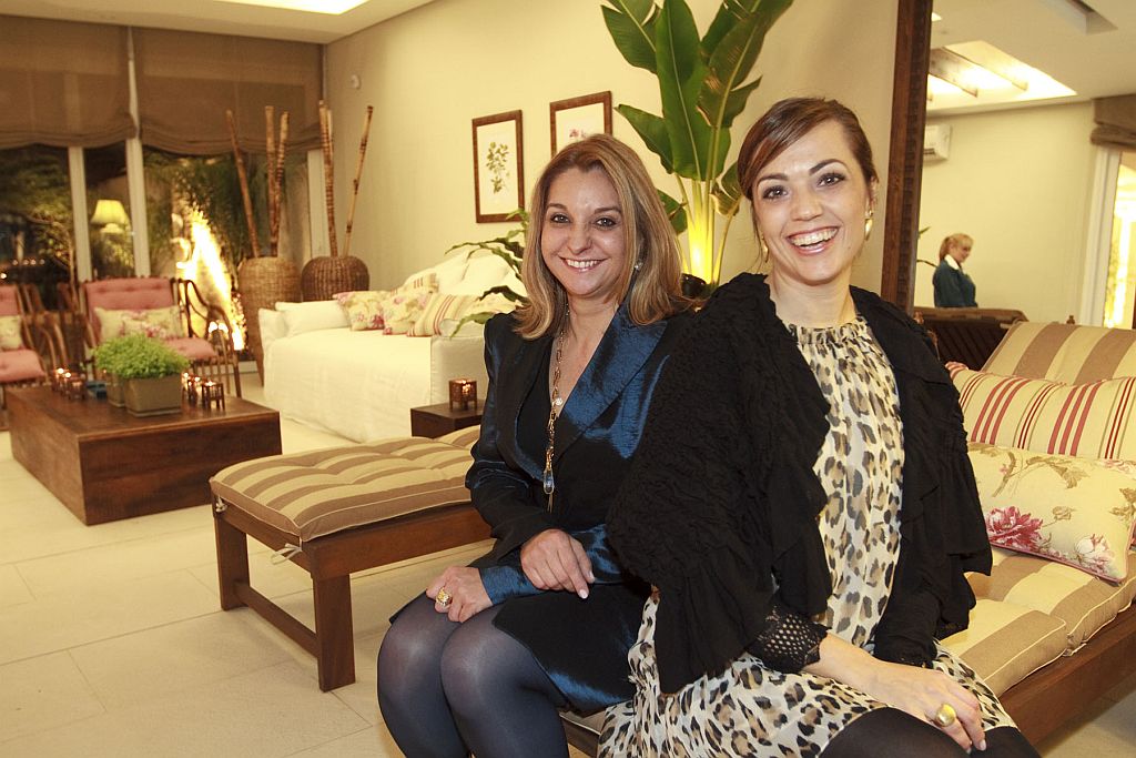 Elaine Quintella (à esq.) e Cíntia Ribeiro foram as anfitriãs do badalado coquetel de inauguração oficial do Ohm Urban Spa, na última terça-feira. O empreendimento ocupa uma mansão no alto da Avenida Vicente Machado, palco da Casa Cor de 2007 | Diego Pisante