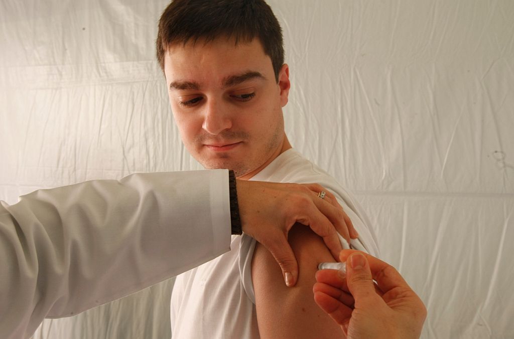 O farmacêutico Bruno Osternack tomou a dose contra o H1N1, ontem: procura pela vacina é baixa na faixa de 30 a 39 anos | Marcelo Elias/Gazeta do Povo