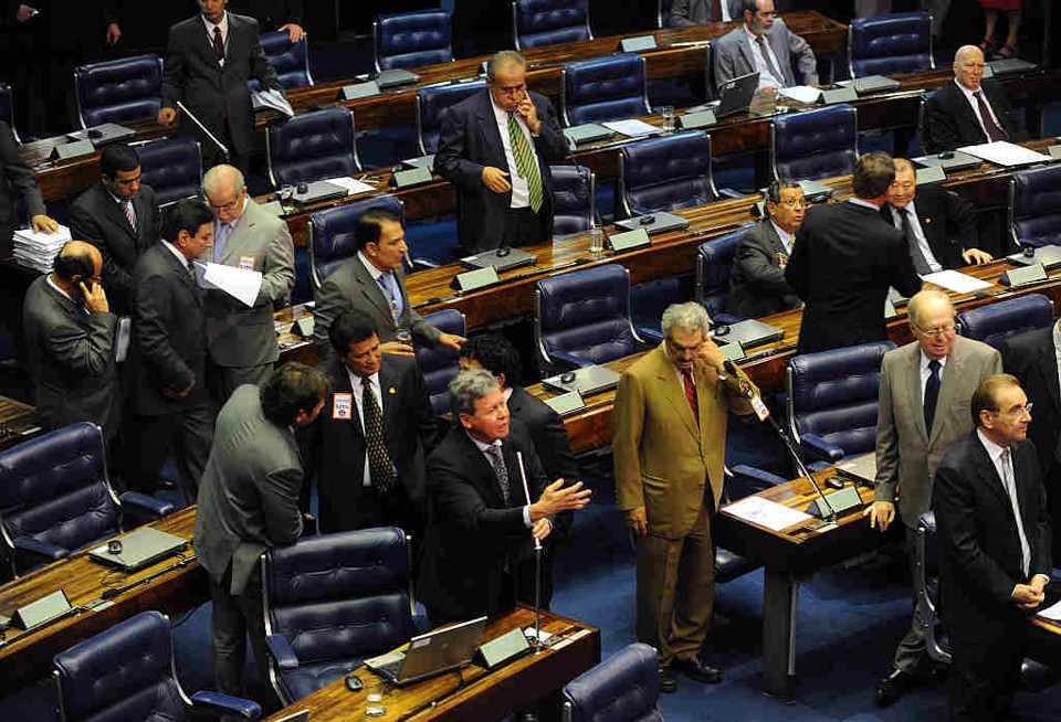 A votação do ficha limpa aconteceu de forma acelerada na noite desta quarta-feira no plenário do Senado | Agência Brasil
