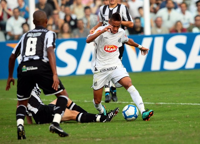 Neymarconseguiu dois pênaltis para o Santos, um deles completamente mal marcado: acertou uma cobrança e errou a outra | 