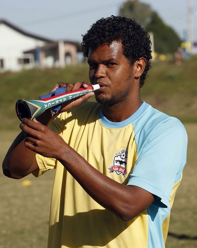 Alex, do São José, sofreu com o barulho das vuvuzelas nos cinco meses em que jogou na África do Sul | 