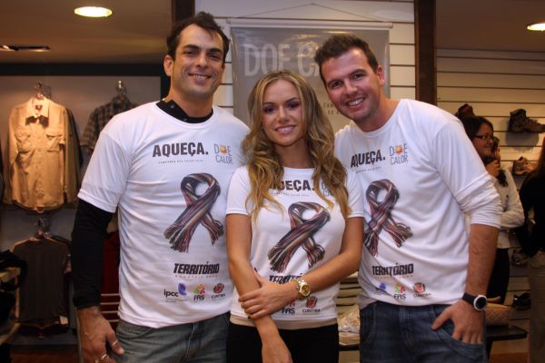 Marcelo Dourado, vencedor do BBB 10, e a DJ curitibana Bibba Pacheco (ambos à esq.) com Eliandro Padilha, um dos sócios da loja Território. Dourado e Bibba foram dar apoio à campanha Doe Calor, lançada nesta quarta-feira no Shopping Crystal | Rafaelle Mendes