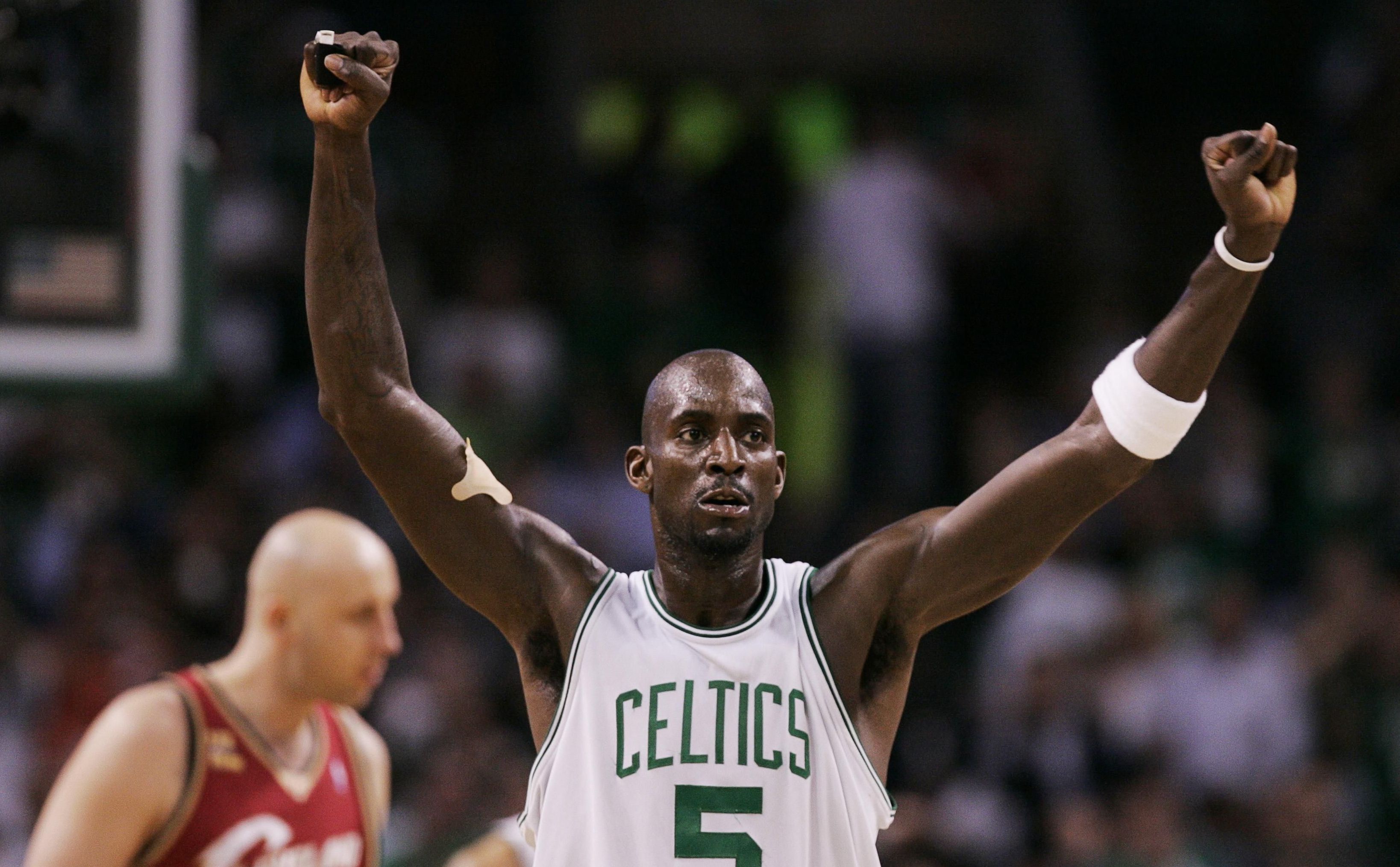 Kevin Garnett triunfa sobre Le Bron James. Celtics vence Cavs e vai à final | Adam Hunger / Reuters