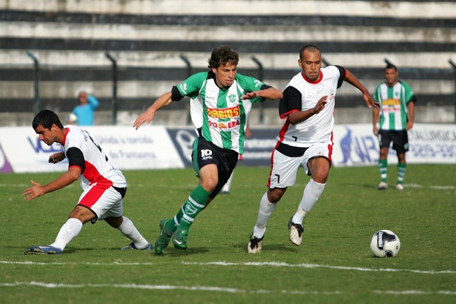 São josé lamenta empate com o arapongas - A partida do São José com o Arapongas, no Estádio Germano Krüger, em Ponta Grossa, terminou em 1 a 1. Com um público de cerca de 500 pessoas, o jogo, segundo o técnico do São José, Sérgio Veloso, foi bastante disputado. 