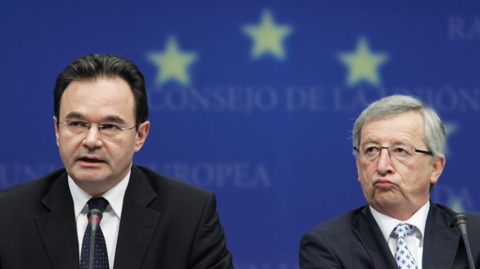 Ministro das Finanças da Grécia George Papaconstantinou (esq.) e o primeiro-ministro de Luxemburgo concedem entrevista sobre o pacote de ajuda financeira | Francois Lenoir / Reuters
