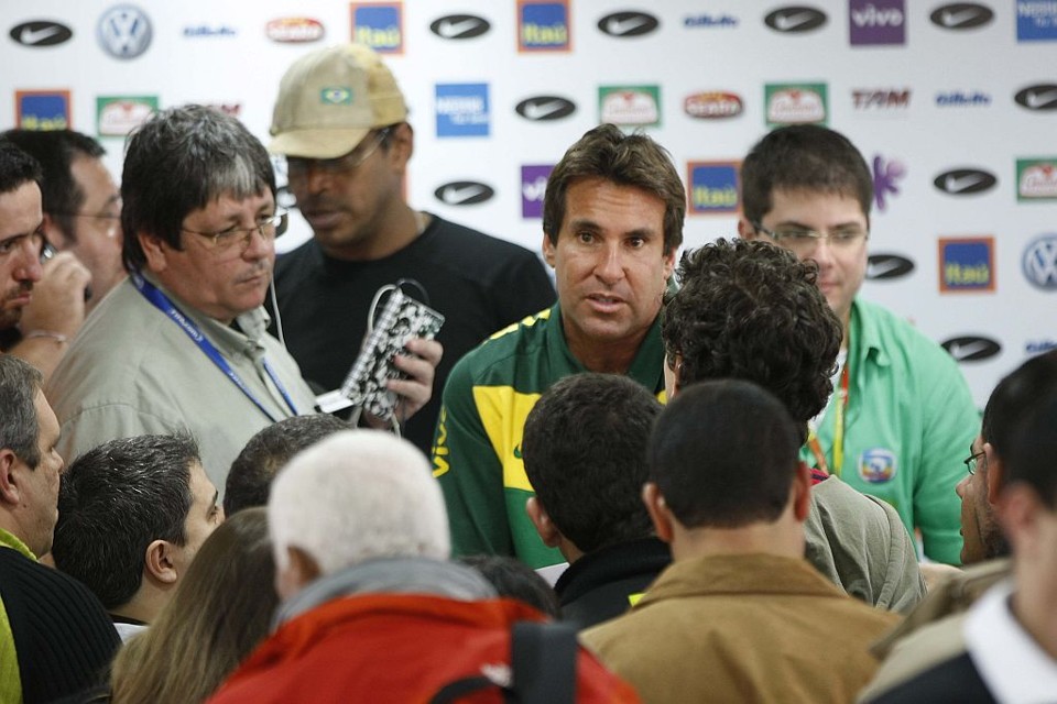 O diretor de comunicação da CBF, Rodrigo Paiva, é rodeado por jornalistas na sala de imprensa do CT do Caju | Valterci Santos/ Gazeta do Povo