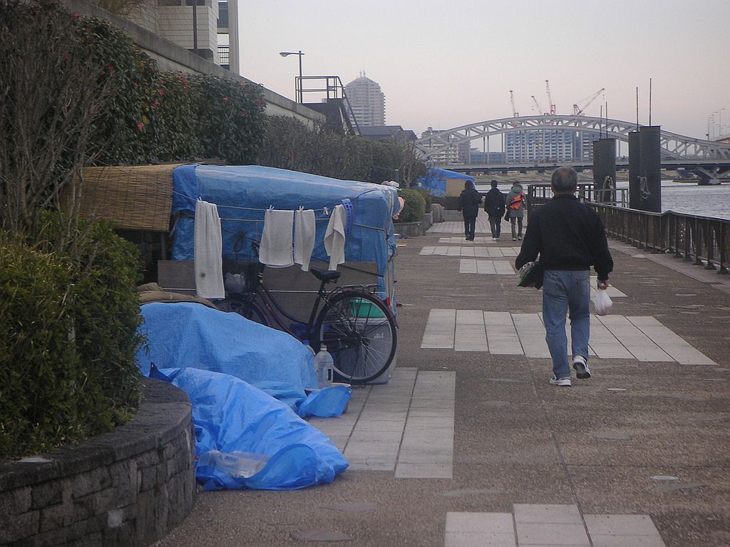 Sem-teto acampam ao longo do Rio Sumida, em Tóquio: governo reconhece que vinha escondendo estatísticas sobre a pobreza desde 1998, enquanto negava o problema | Creative Commons/antjeverena