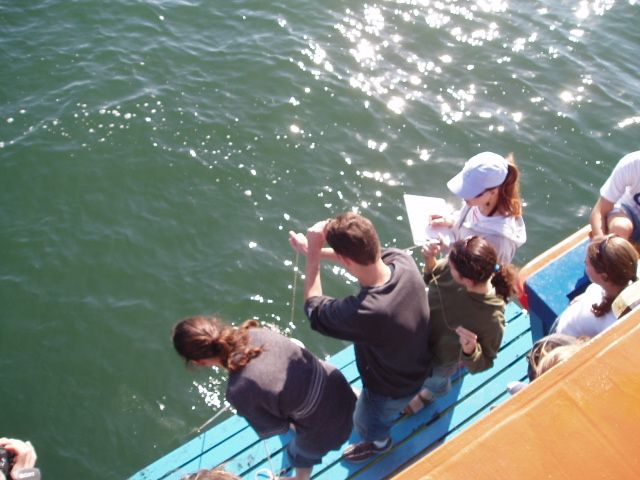 Durante o curso, o estudante deve desenvolver pelo menos 100 horas de atividades práticas no mar. |