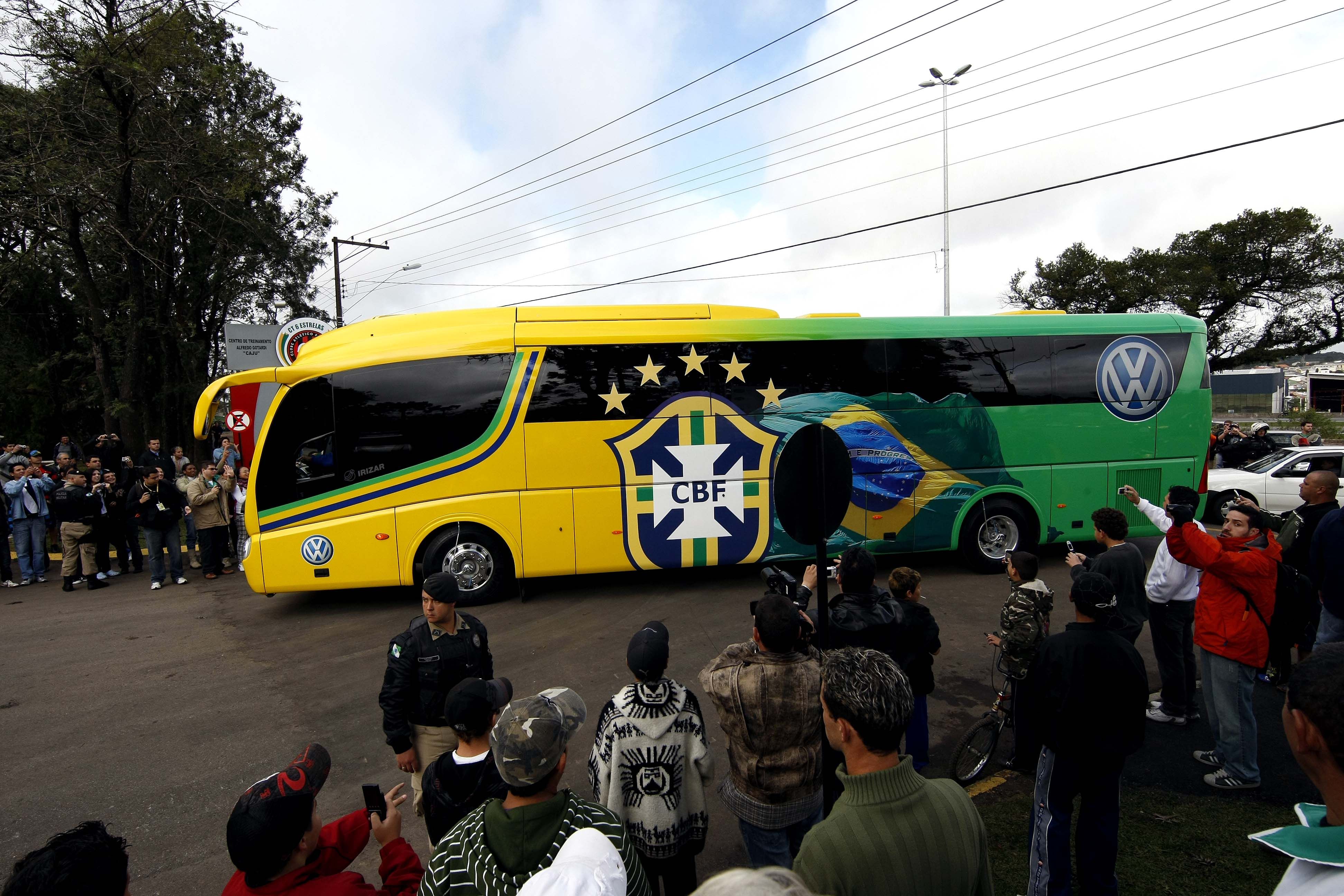 Momento em que o ônibus da seleção chegou ao CT do Caju | Valterci Santos / Agência de Notícias Gazeta do Povo