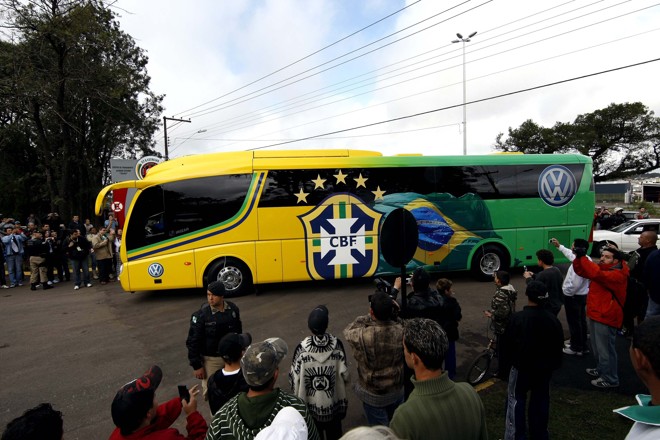 Momento em que o ônibus da seleção chegou ao CT do Caju | Valterci Santos / Agência de Notícias Gazeta do Povo