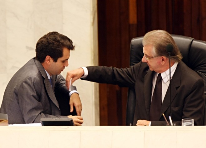 Bilhete no bolso: Nelson Justus voltou a comandar uma sessão da Assembleia ontem... | 