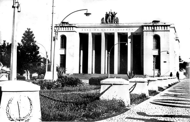 A Casa do Expedicionário com o seu museu  onde é conservado material histórico sobre a atuação dos nossos pracinhas na campanha da Itália, durante a Segunda Guerra  também serve como lugar de reunião dos veteranos ainda vivos. Nas datas comemorativas daquela campanha, onde muitos de nossos soldados tomba­­ram, o Exército se faz presente para prestar as devidas homenagens. É praticamente um dever de todo cidadão conhecer a história daqueles bravos soldados da Pátria. A foto é de janeiro de 1966 | 