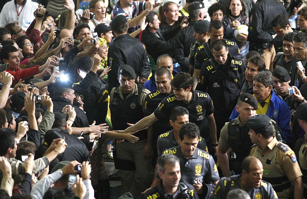 O cordão de isolamento da Polícia Militar não evitou que cerca de 3 mil fãs da seleção brasileira tivessem contato com os ídolos. Kaká foi o mais assediado pelo público | Jonathan Campos/ Gazeta do Povo