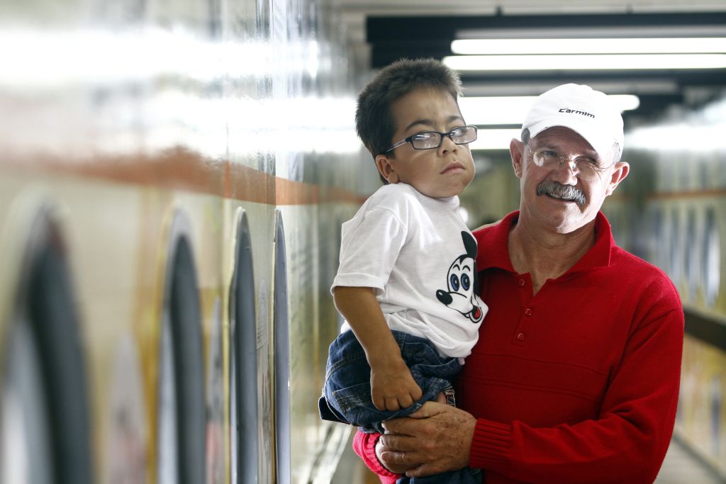 Wesley Xavier e seu pai adotivo, Sebastião: ação judicial garantiu fornecimento de remédio necessário à sobrevivência do menino | Daniel Derevecki/ Gazeta do Povo