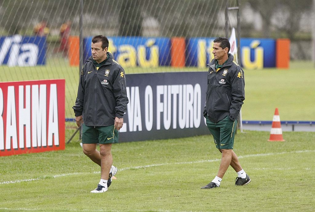 O técnico Dunga caminha pelo centro de treinamentos do Atlético | Valterci Santos/ Gazeta do Povo