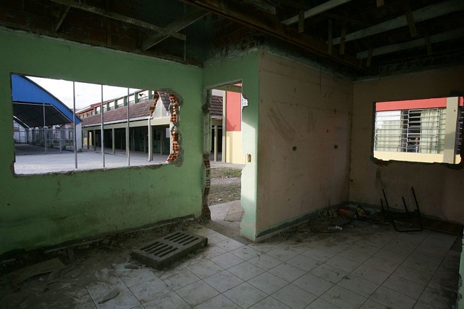 Buracos onde deveria haver janelas evidenciam estado precário da escola |