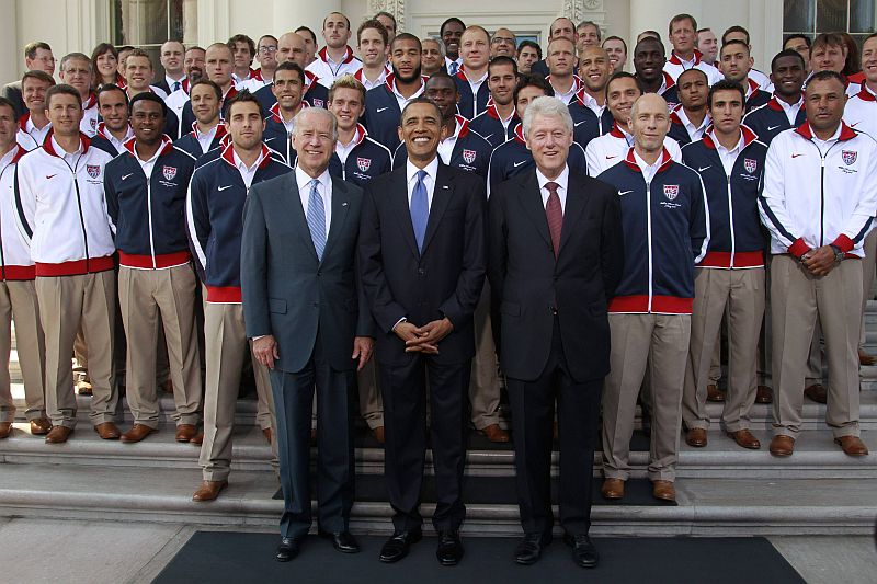 Biden, Obama e Clinton posam com a delegação dos Estados Unidos: o "soccer" cresce a cada dia no país | Jason Reid / Reuters