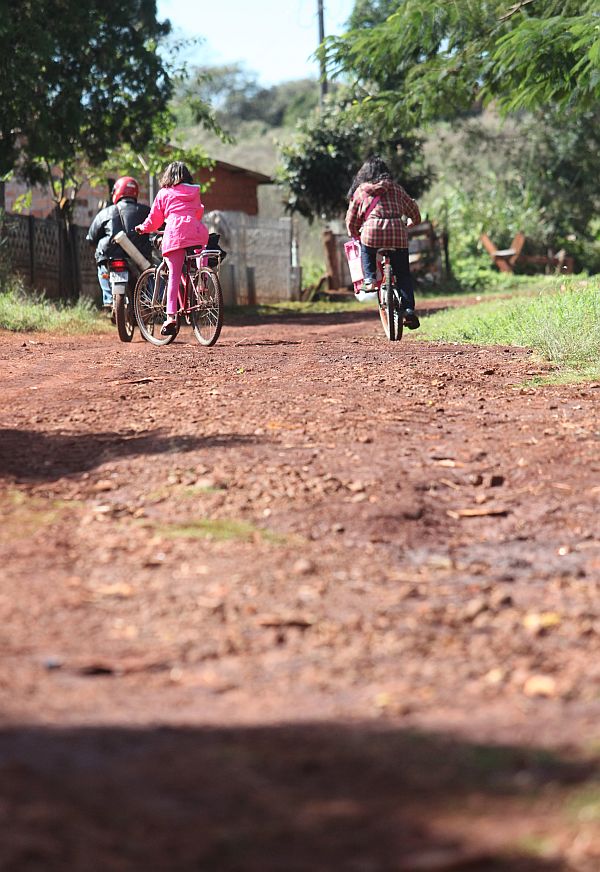Crianças vão para a escola em rua sem asfalto de Campina da Lagoa, no Centro-Oeste do estado: falta de plano diretor bloqueia repasse de recursos para a cidade | Dirceu Portugal/ Gazeta do Povo