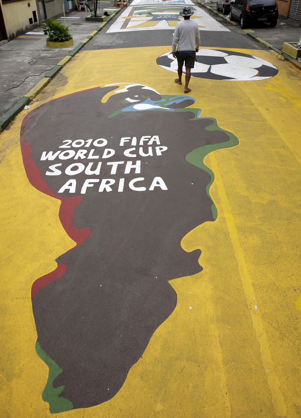Homem caminha em rua decorada no bairro do Engenho de Dentro, Rio de Janeiro. A cidade carioca tem um concurso para eleger o espaço mais bonito com o tema Copa do Mundo | Sergio Moraes/ Reuters