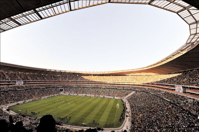 A imagem -No seu primeiro jogo oficial, o Soccer City foi reprovado por causa do trânsito. Devido ao grande engarrafamento que atrapalhou milhares de torcedores, a decisão da Nedbank Cup entre Wits, de Johannesburgo, e Amazulu, de Durban, ontem, começou com 30 minutos de atraso. No fim, vitória do time da casa por 3 a 0. O primeiro gol do estádio foi brasileiro. O atacante Fabrício Rodrigues entrou em campo no segundo tempo e ajudou diretamente o Wits a conquistar o título | 