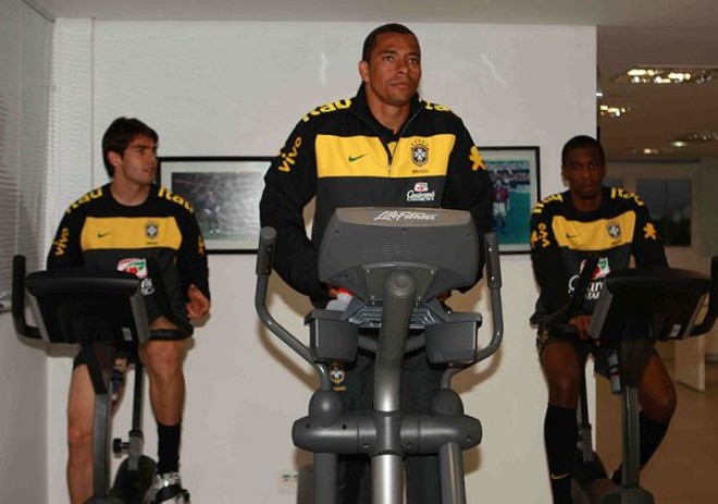 As imagens oficiais -Seguindo o cronograma de trabalho do técnico Dunga, os atletas da seleção brasileira passam por baterias físicas e médicas no CT. Hoje à tarde, o time fará trabalhos físicos no gramado |
