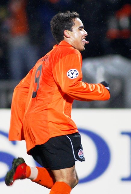 Jadson chegou a desperdiçar um pênalti diante do Dinamo, mas no fim comemorou mais um título | Gleb Garanich/ Reuters