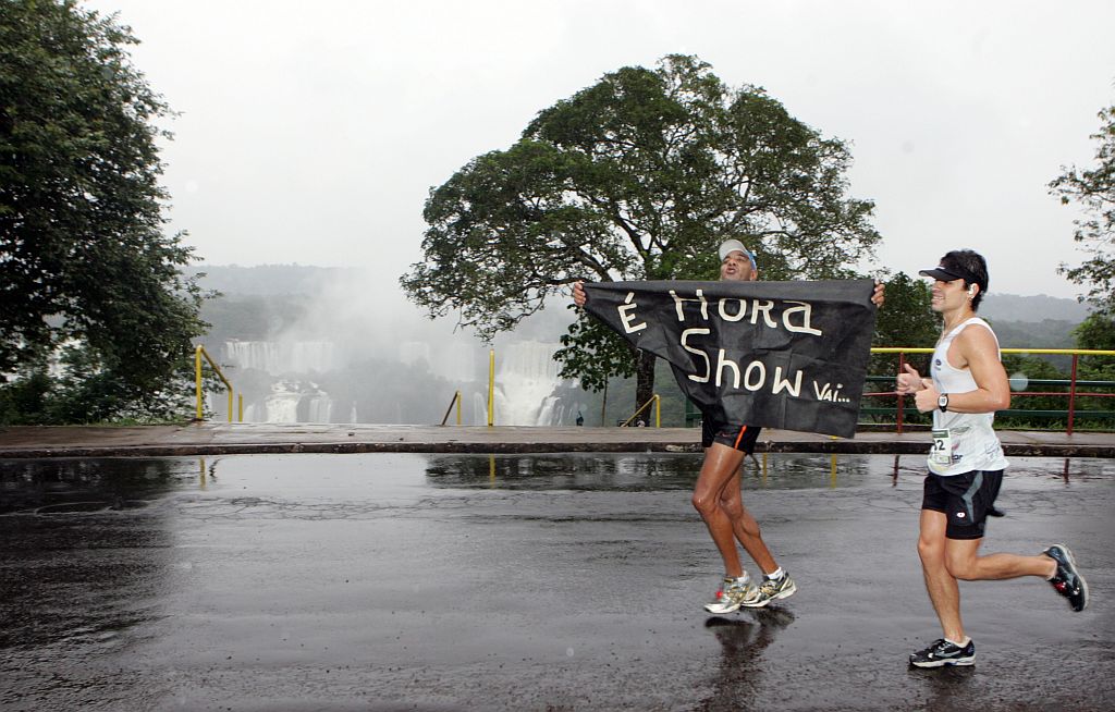 Anônimos também aproveitaram o belo cenário da prova, que teve mais da metade do trajeto percorrido no Parque Nacional do Iguaçu | Christian Rizzi/ Gazeta do Povo
