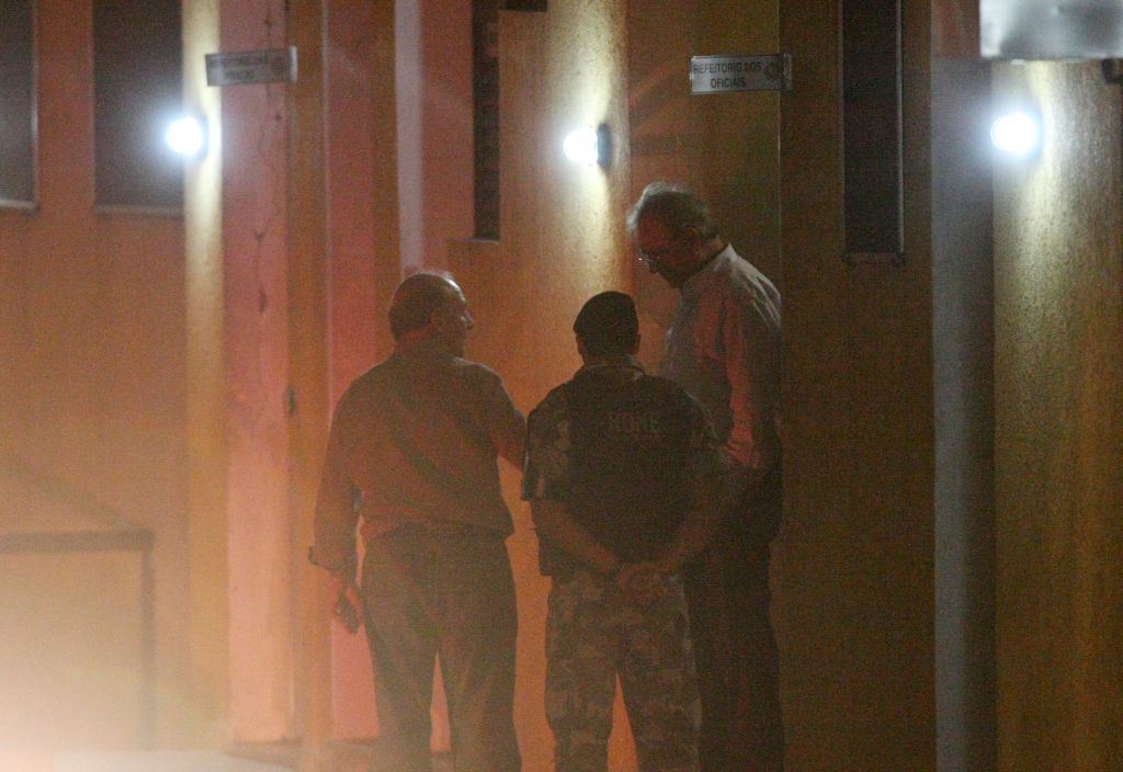 Abib Miguel (à direita) deixou o Quartel da PM em Curitiba às 20h30 de quinta-feira, mas foi preso novamente na madrugada de sexta-feira. Ele ficou apenas 5 horas em liberdade | Albari Rosa/ Gazeta do Povo