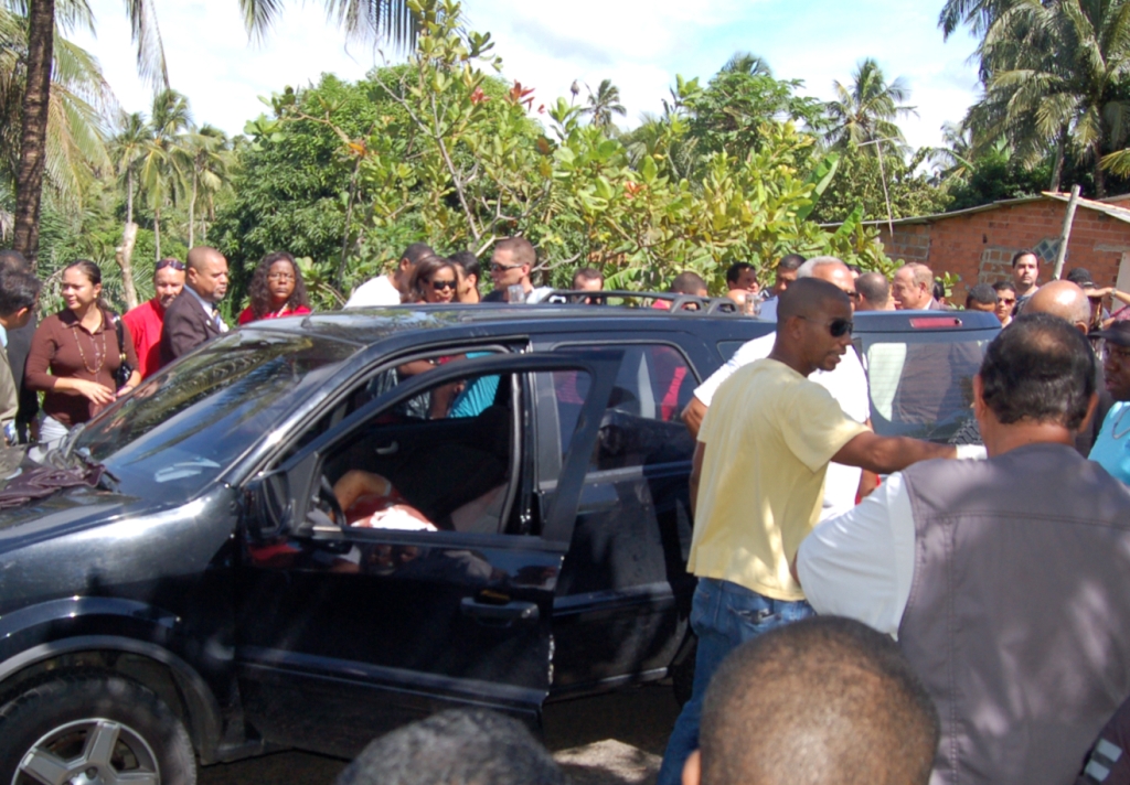 O carro em que Clayton Leão foi assassinado: delegado falava sobre a segurança em Camaçari quando foi baleado | Fotos: Almiro Lopes/Correio da Bahia