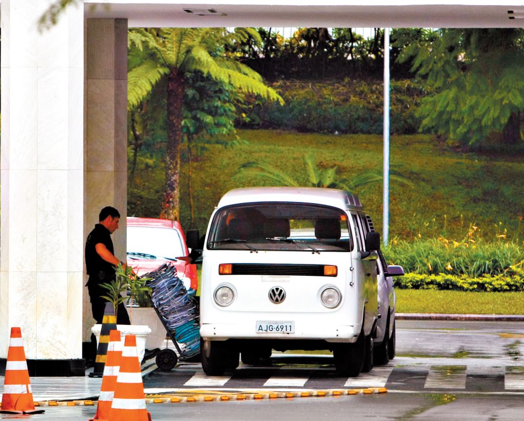 Integrante do Gaeco coloca documentos da Assembleia em uma Kombi, durante operação realizada no último sábado: proposta sem autor proíbe a atuação conjunta de policiais e promotores | Aniele Nascimento / Gazeta do Povo