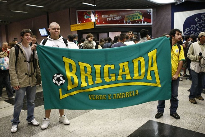 Brigada Verde e Amarela - Dois torcedores foram ao aeroporto com a faixa de uma torcida inusitada. A Brigada Verde e Amarela tem o objetivo de torcer só pela seleção. Fundada há um ano e meio, a torcida conta com representantes em todo o país.