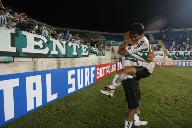 Triguinho comemora com Dudu o gol da vitória sobre o Brasiliense | 