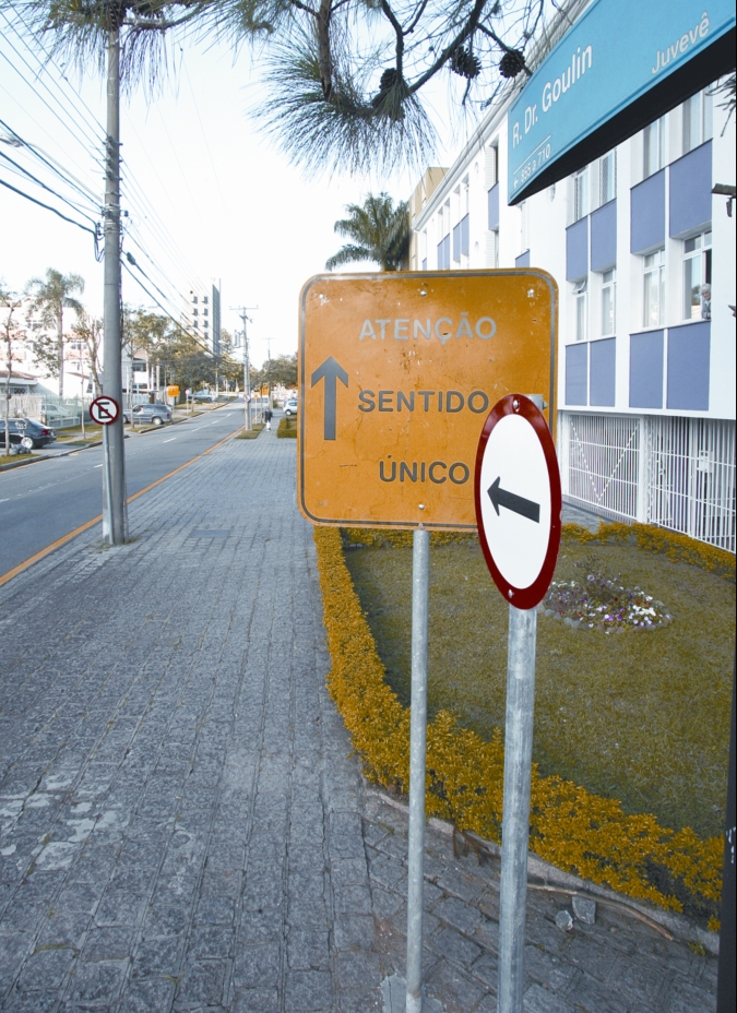 A Rua Dr. Goulin, em Curitiba, passou a ter mão única desde a última terça-feira: mudança revoltou moradores e comerciantes | Hedeson Alves/Gazeta do Povo