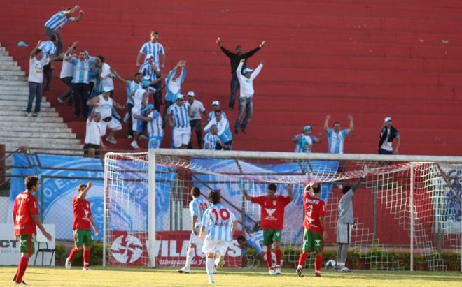 Abandonados -Diante de 90 testemunhas no Estádio Waldemiro Wágner, em Paranavaí, o Londrina buscou um empate por 2 a 2 com a Portuguesa Londrinense. A Lusinha abriu 2 a 0, mas cedeu a igualdade ao Tubarão. Agora os dois times estão com quatro pontos em três jogos na Divisão de Acesso atrás de Foz (7) e Campo Mourão (9). O jogo foi em Paranavaí porque os dois estádios de Londrina (VGD e Café) estão interditados |