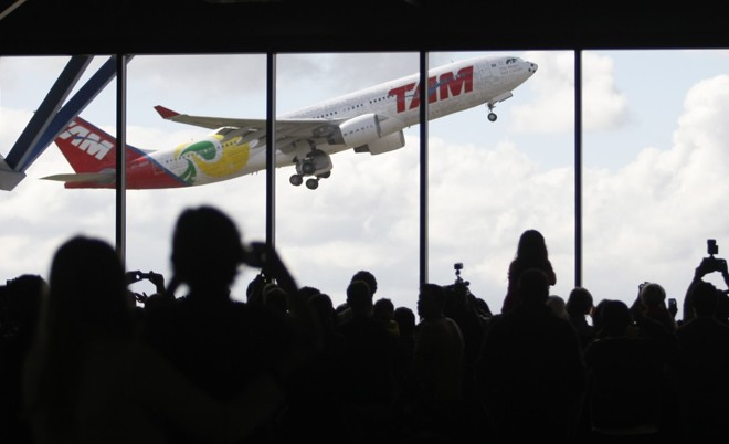 Avião da seleção logo após o pouso na base aérea do Exército em Brasília |