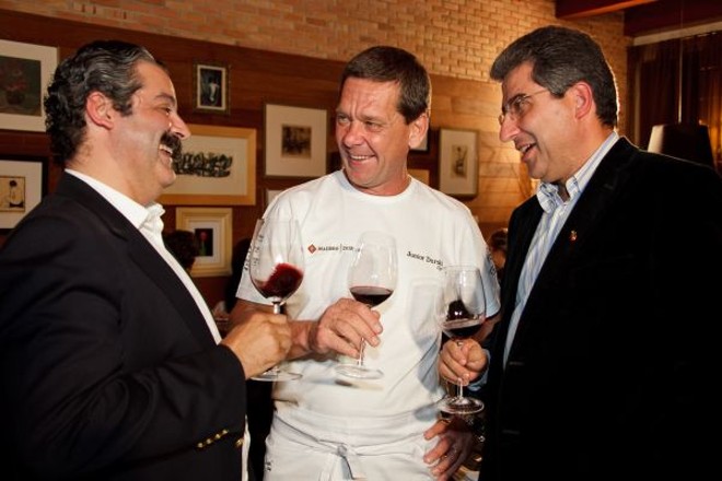 O enólogo português Paulo Laureano (à esq.) e Manuel Beleza Chicau (à dir.), dono da adega Alentejana, de São Paulo, com o chef Junior Durski. O encontro foi no jantar nesta quarta-feira no restaurante Madero em torno dos vinhos que levam o nome de Laureano |